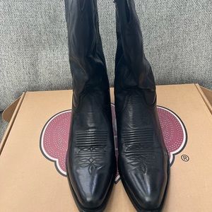 Nocona women’s black cowboy books size 8B. Like new. Worn just a few times.